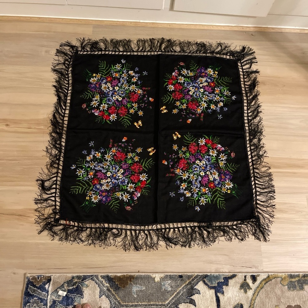 Vintage Tach scarf, Women's 100% woll, 100% viscose, black floral print 30" Squ